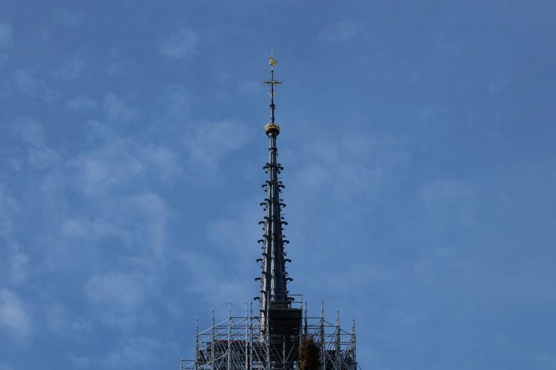 La reconstruction de Notre-Dame de Paris, avec une nouvelle charpente en bois massif visible grâce aux dons